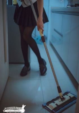 两位女王圣水调教小刚